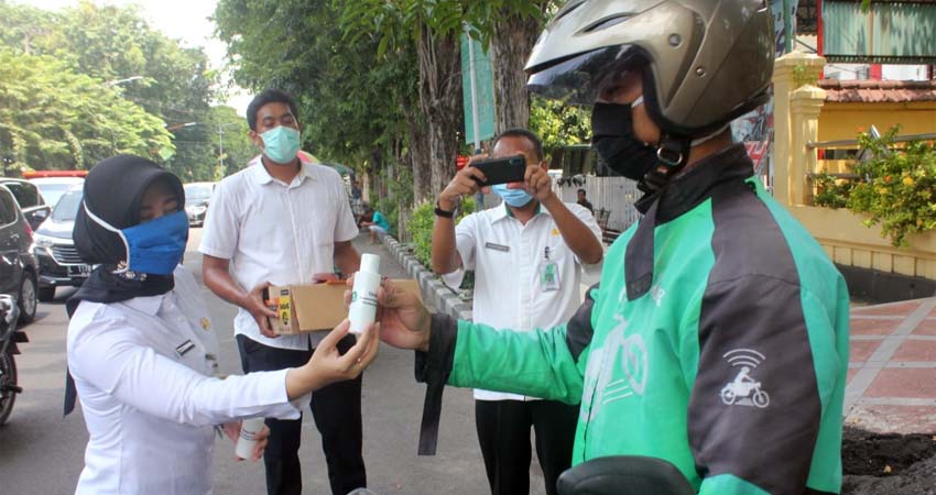 Forum CSR Sidoarjo dan Gugus Tugas Penanganan Covid 19 Bagikan Ribuan Hand Sanitizer