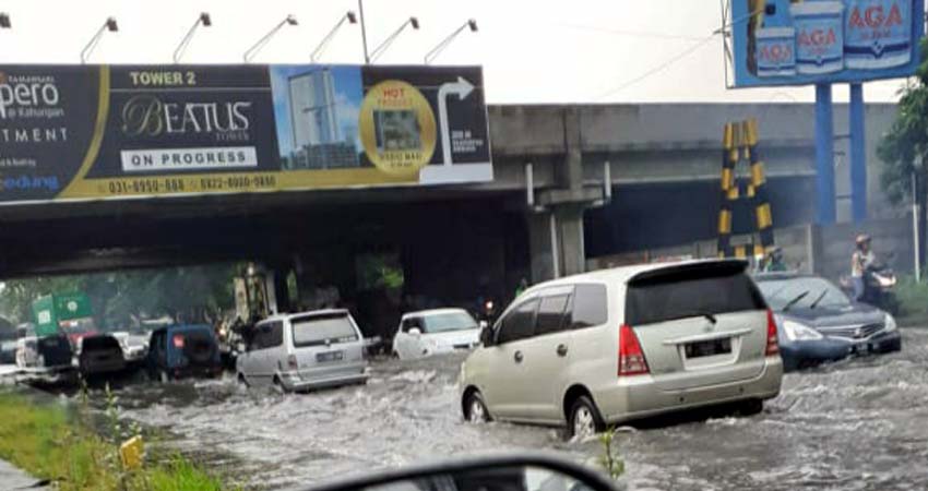 Hujan Deras 45 Menit, Pengguna Jalan Keluhkan Banjir di Depan Lippo Plaza Sidoarjo