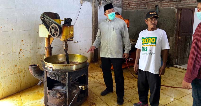 ASPIRASI - Bacabup Sidoarjo, Bambang Haryo Soekartono (BHS) menampung aspirasi para pengusaha krupuk di Desa Kandangan, Kecamatan Krembung, Sidoarjo soal fluktuasi harga bahan baku tepung yang kerap melambung tinggi, Selasa (7/4/2020)