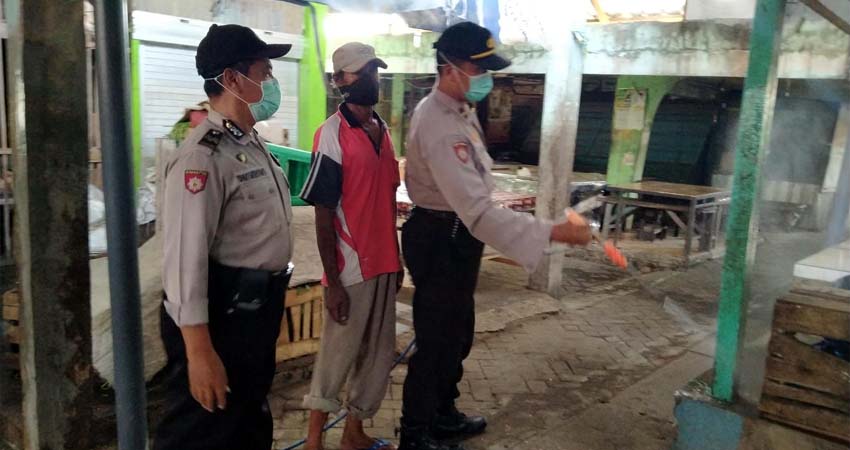 Lawan Corona, Polsek Semprot Pasar Krembung, Sisir Warkop Tempat Nongkrong