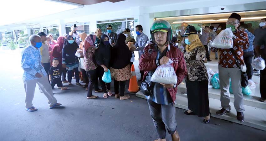 Lawan Covid-19, Dewan Sidoarjo Bagikan Ribuan Paket Sembako