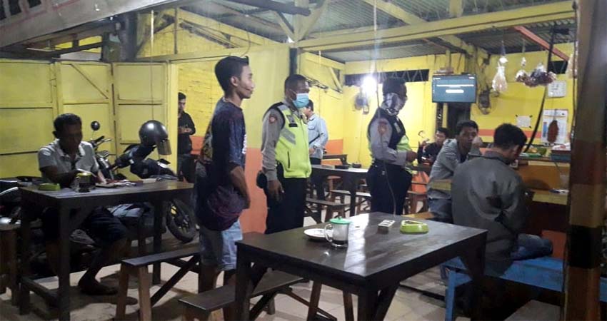 TUTUP PAKSA - Petugas gabungan Polresta, Kodim 0816 dan Satpol PP Pemkab Sidoarjo terpaksa menutup paksa sejumlah warung kopi dan kafe yang nekad tetap membuka usahanya dan dijadikan tempat nongkrong anak muda, Sabtu (04/04/2020) malam