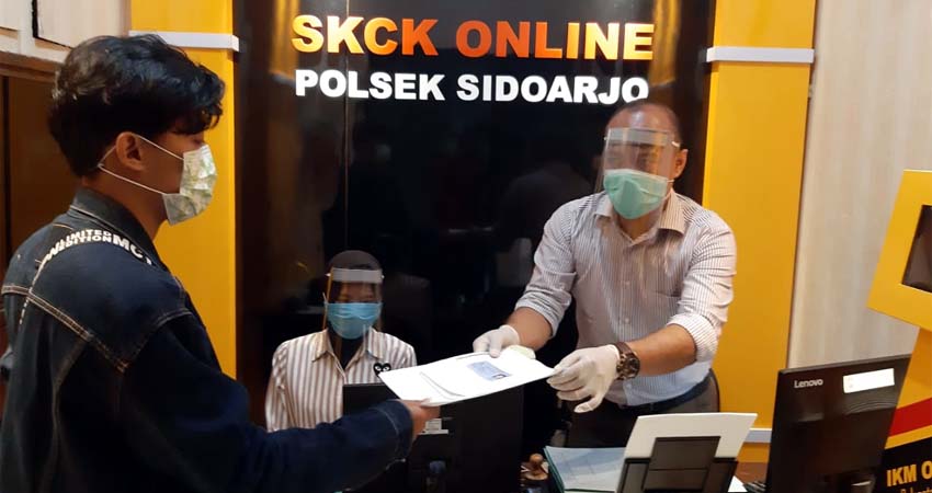 SOP - Ruang pelayanan SPKT dan SKCK Online Polresta Sidoarjo dan Polsek jajaran menerapkan SOP pengamanan saat wabah Covid-19 dalam memberi pelayanan kepada masyarakat dengan mengenakan pelindung wajah, masker dan sarung tangan, Selasa (7/4/2020)