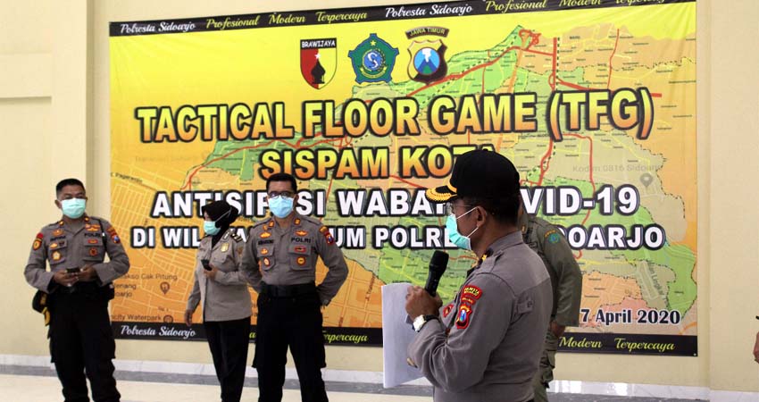 PENJELASAN - Kabag Ops Polresta Sidoarjo memberikan penjelasan kepada semua pihak soal Tactical Floor Game (TFG) sebagai antisipasi penyebaran virus Corona (Covid-19), Selasa (7/4/2020) sore