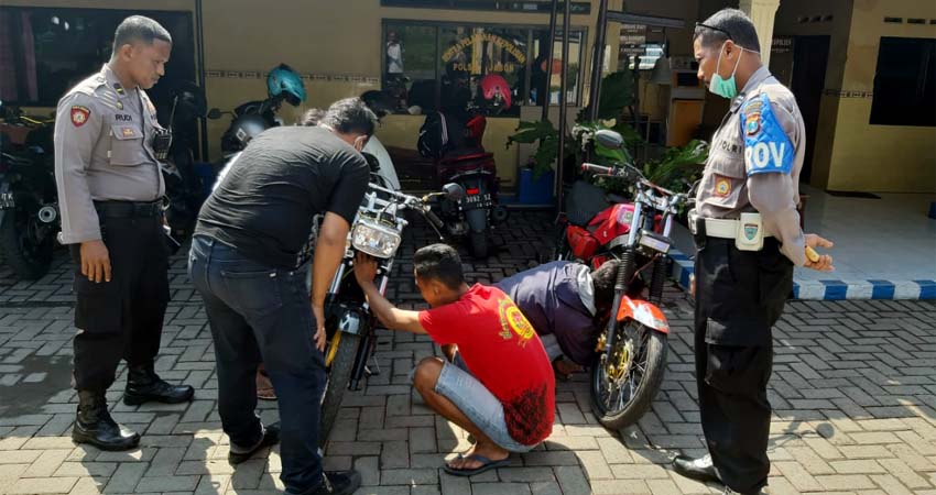 Polsek Jabon mengamankan motor protolan,dan memerintahkan kembali memasang sesuai standar asli motor sebelum diambil. (gus)