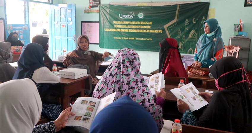 Tim Kemitraan Umsida Gembleng Ibu Rumah Tangga Jadi Pengusaha Rumahan