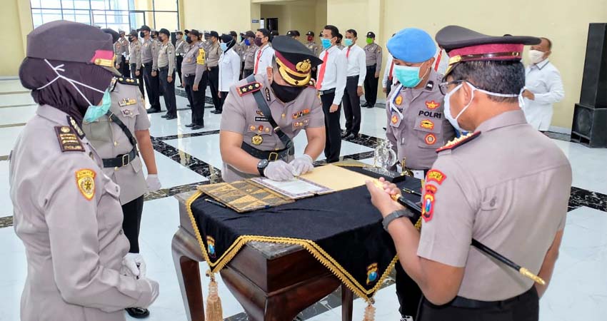 SERTIJAB - Kapolresta Sidoarjo Kombes Pol Sumardji memimpin sertijab Wakapolresta Sidoarjo dari AKBP M Anggi Naulifar Siregar kepada AKBP Deny Agung Andriana di Aula Polresta Sidoarjo, Selasa (19/5/2020)