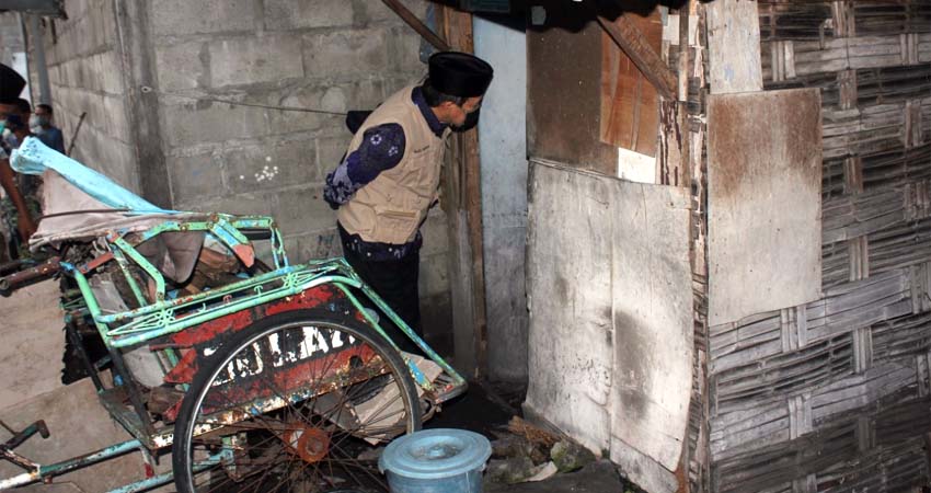 Dua Warga Miskin di Sekardangan Dapat Bantuan Plt Bupati Sidoarjo