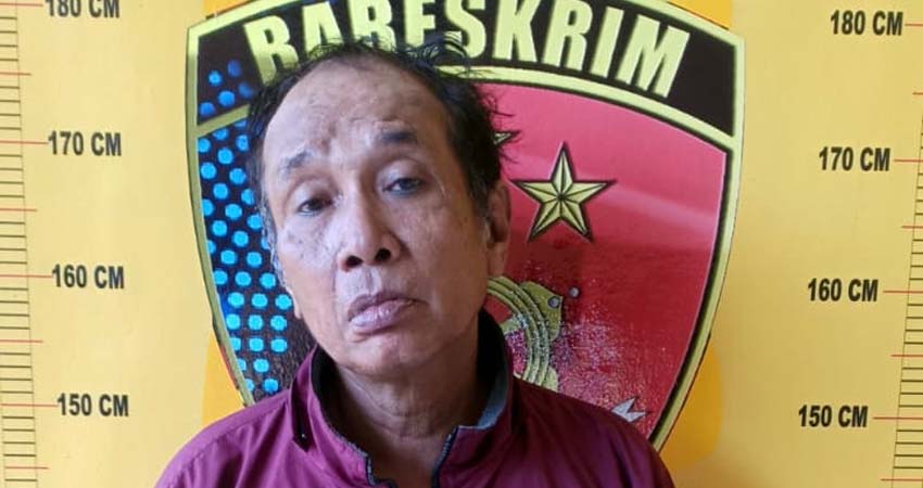 DITAHAN - Tersangka Petrus Salampessy (54) warga JL Ikan Mungsing 7, Kelurahan Perak Barat, Kota Surabaya diamankan petugas Polsek Sedati beserta barang buktinya, Rabu (27/5/2020)