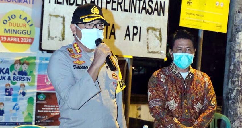 APRESIASI - Kapolresta Sidoarjo, Kombes Pol Sumardji mengapresiasi kampung physical distancing yang diterapkan di Jalan Langgar Panggung RT 05 / RW 02, Buduran, Sidoarjo, Rabu (13/5/2020) malam