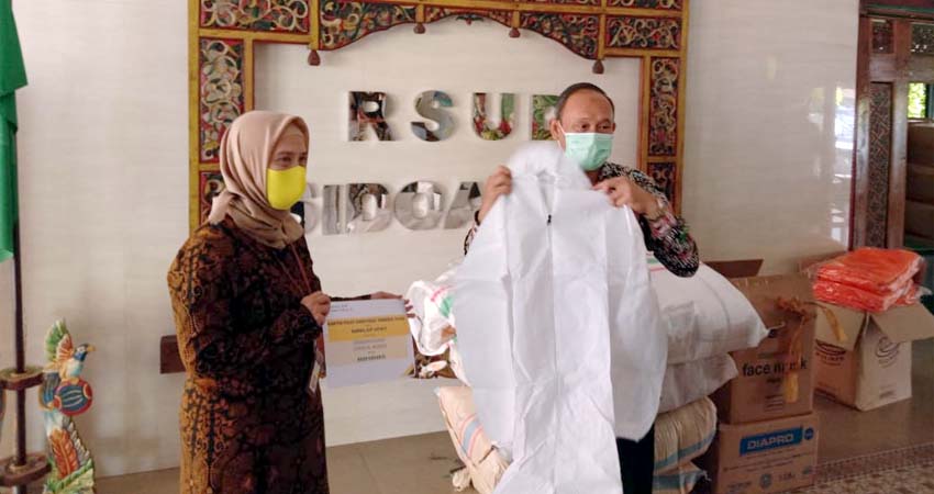 Lawan Covid-19, Kanwil DJP Jatim II Donasikan 200 Baju Hazmat dan 71 Box Masker untuk RSUD Sidoarjo