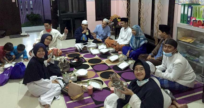 PADI Medika Indonesia Peduli Dampak Covid-19, Bagi Sembako di Surabaya