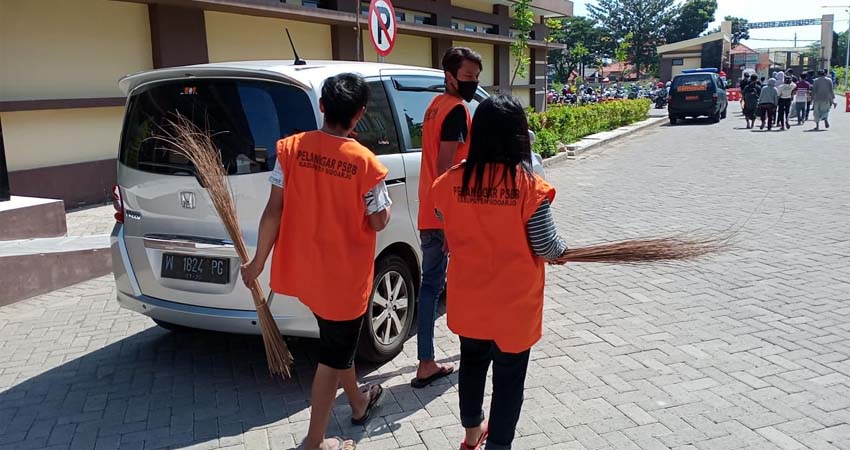 Ratusan Pelanggar PSBB di Sidoarjo, Jalani Sanksi Nyanyi Bagimu Negeri, Menyapu dan Kenakan Rompi