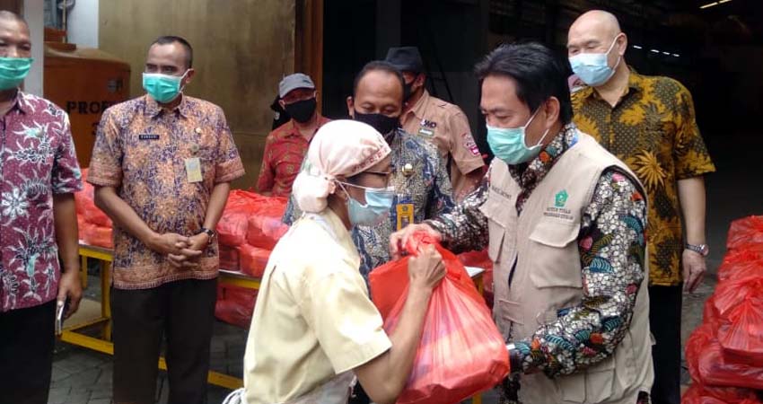 Wabup Sidorjo Nur Ahmad Saifudin didampingi pejabat Pemkab dan pengurus sejumlah organisasi serikat pekerja ketika menyerahkan sembako kepeda buruh pabrik di Balongbendo dan Wonoayu. (ari)