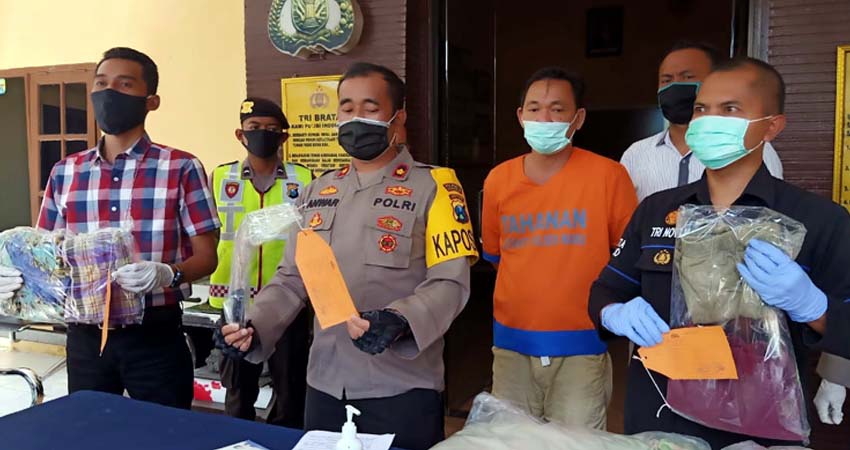 DIPAMERKAN - Kapolsek Waru memamerkan tersangka dan barang bukti pembunuhan Lamiasri (39) warga Kedungboto, Desa Ngepung, Kecamatan Patianrowo, Nganjuk yang ditusuk suaminya, Liong Kong Yong (48) warga Sememi Jaya Selatan, Kelurahan Sememi, Benowo, Surabaya, Selasa (12/5/2020)