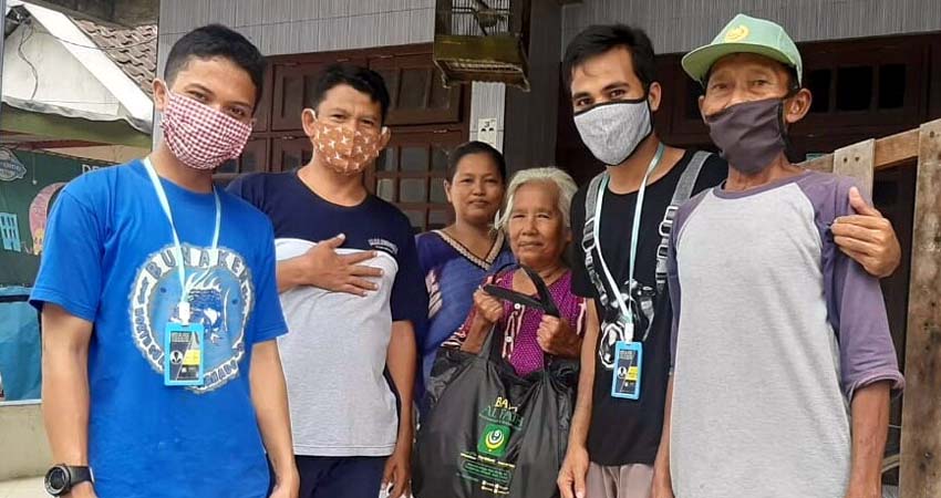 Dr Eko Asmanto, Lc. MA , Direktur Bayt Al Fath ( dua dari kiri ) bersama tim, saat membagikan Sembako kepada warga Desa /Kecamatan Wonoayu. (par)