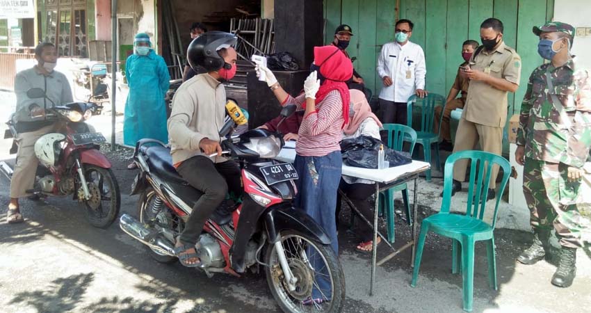 Pj Kepala Desa Semambung Jema'in (kiri) dan Sekretaris Desa Samsul Huda meninjau langsung kegiatan pos check point dilakukan tim relawan (gus)