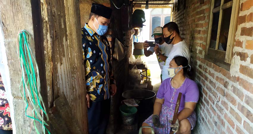 DIALOG - Bacabup Bambang Haryo Soekartono (BHS) berdialog dengan para produsen kupang, petis dan krupuk kupang di Desa Balongdowo, Kecamatan Candi, Sidoarjo, Kamis (25/6/2020)