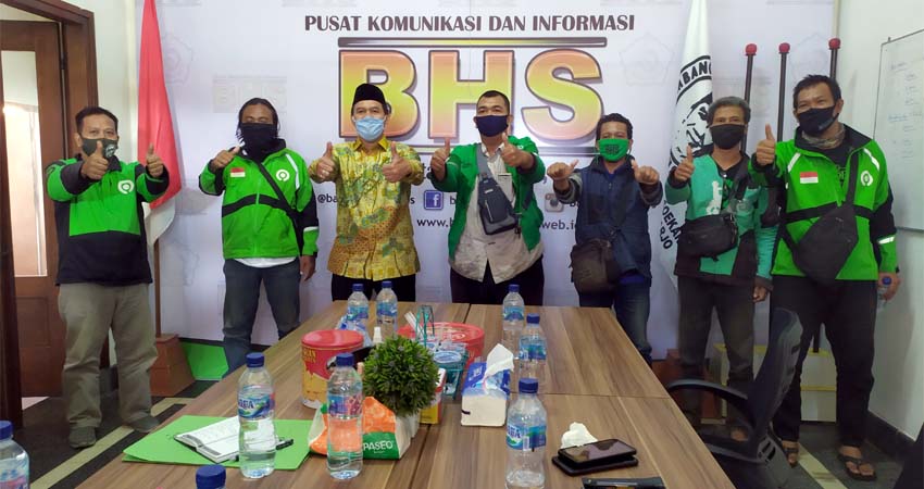 DIALOG - Bacabup Sidoarjo, Bambang Haryo Soekartono berdialog dengan sejumlah perwakilan Koordinator Ojek Online (Ojol) dari sejumlah wilayah untuk menampung keluhan para driver ojol di Posko Media Center JL Diponegoro, Sidoarjo, Rabu (3/6/2020)