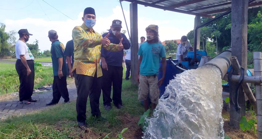 BANTUAN - Bacabup Sidoarjo, Bambang Haryo Soekartono (BHS) menyerahkan bantuan perbaikan mesin pompa kepada kelompok tani Lohjinawi Dusun Semambung, Desa Sambungrejo, Kecamatan Sukodono, Sidoarjo, Senin (15/6/2020)