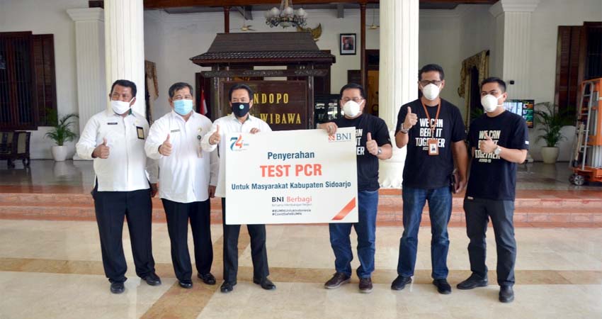 BANTUAN - Ketua Gugus Tugas Penanganan Covid-19, Nur Ahmad Syaifuddin menerima bantuan 600 alat tes Polymerase Chain Reaction (PCR) dari Manager Bisnis Banking BNI, Sumadi di Pendopo Delta Wibawa Sidoarjo, Rabu (24/06/2020)