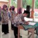 Camat Krian, Agus Maulidy menyaksikan penandatanganan SK Anggota BPD Terungwetan. (par)