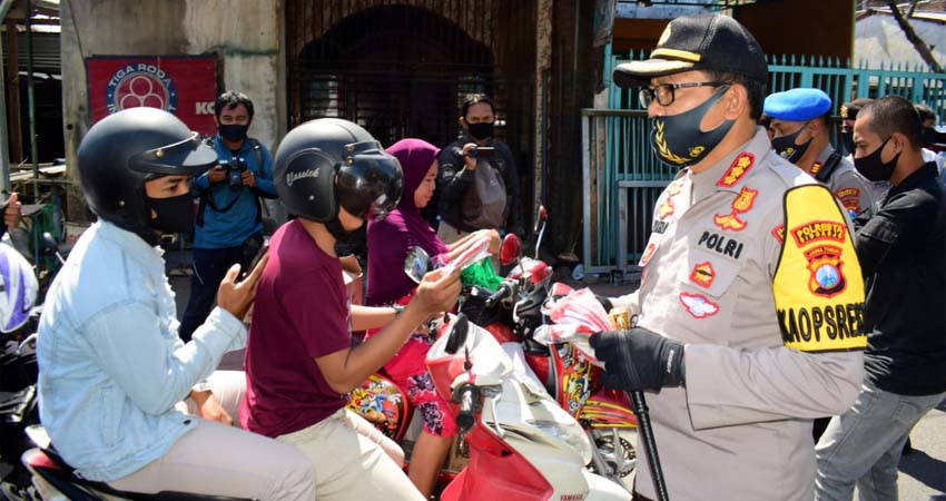 BAGIKAN MASKER - Kapolresta Sidoarjo, Kombes Pol Sumardji memimpin pembagian 3.000 masker ke pengguna jalan di depan Polresta Sidoarjo, Senin (22/6/2020)