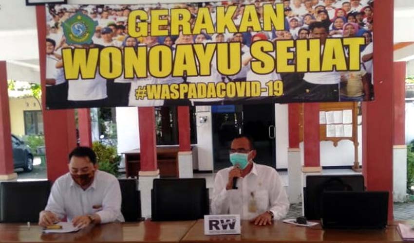 Plt. Camat Wonoayu, Gundari ( tengah ) memberikan arahan kepada para RW, terkait subsidi Rp 3 juta. (par)