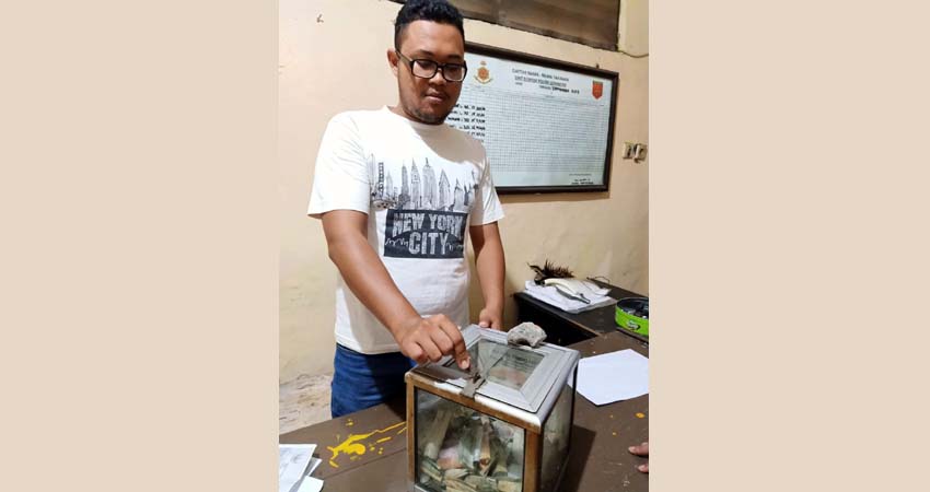 DIAMANKAN - Petugas Polsek Gedangan mengamankan tersangka, M Rizki Firmansyah warga Malang yang diduga mencuri kotak amal di Warkop JL Raya Juanda, Desa Sawotratap, Kecamatan Gedangan, Sidoarjo bersama barang buktinya, Senin (8/6/2020)