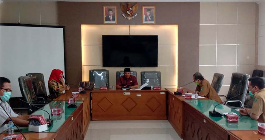 HEARING - Ketua Komisi D DPRD Sidoarjo, M Dhamroni Chudlori memimpin rapat bersama Dinas Sosial (Dinsos) dan Dinas Pemberdayaan Masyarakat dan Desa (Dinas PMD) di Ruang Rapat DPRD Sidoarjo soal validasi data warga miskin, Senin (8/6/2020)