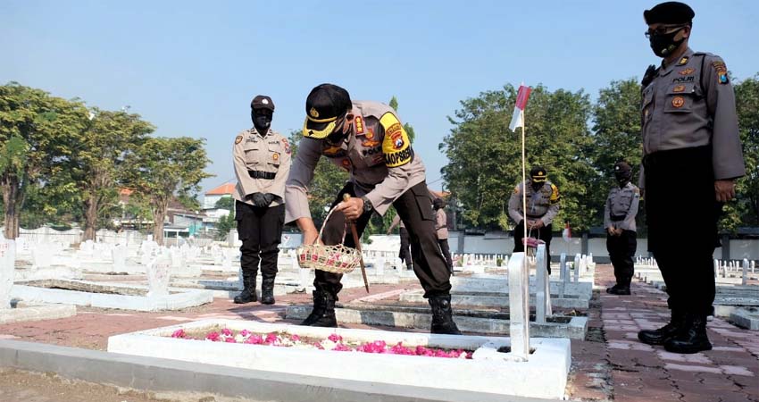 TABUR BUNGA - Kapolresta Sidoarjo, Kombes Pol Sumardji memimpin acara tabur bunga di Taman Makam Pahlawan (TMP) Sidoarjo, Senin (29/6/2020)