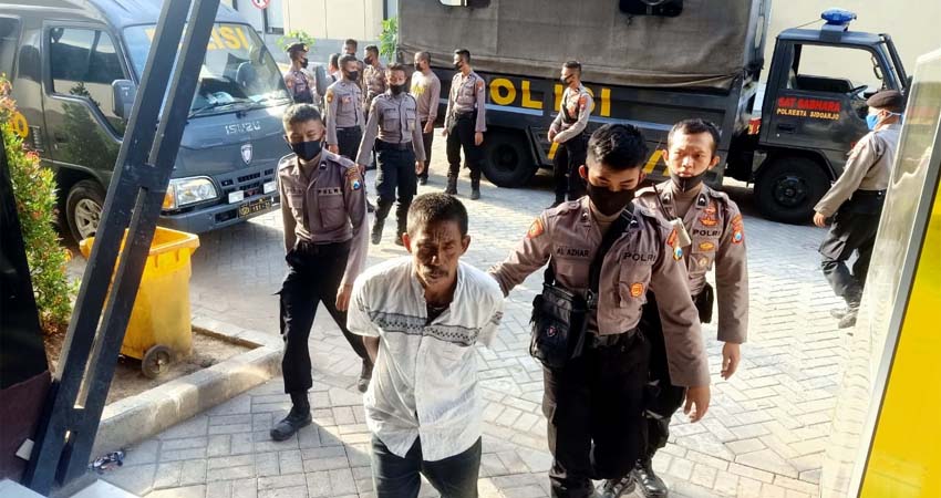 GREBEK - Sejumlah petugas Satuan Sabhara Polresta Sidoarjo menggrebek arena judi sabung ayam di Dusun Duren Risen, Desa Glagaharum, Kecamatan Porong, Sidoarjo dengan amankan para penjudi dan sejumlah barang buktinya, Sabtu (13/06/2020)