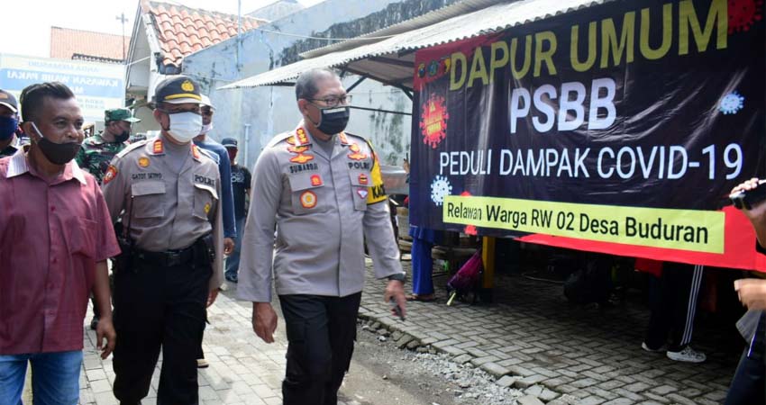 DAPUR UMUM - Kapolresta Sidoarjo Kombes Pol Sumardji saat berkunjung mengapresiasi keberadaan dapur umum di RW 02, Desa/Kecamatan Buduran, Sidoarjo, Minggu (31/5/2020)