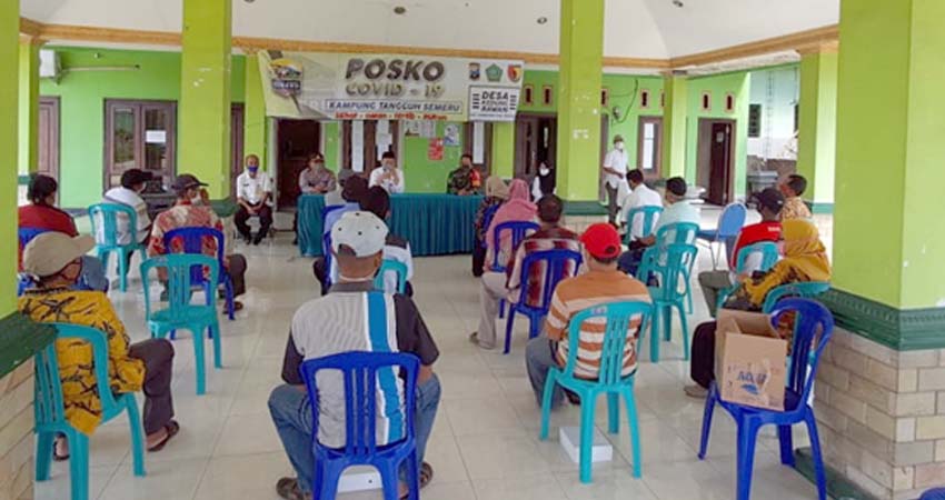 Pemdes Kedungrawan dan Forkopimka Krembung bersama warga saat rapat di posko Kampung Tangguh