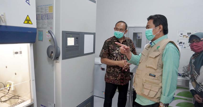 CEK - Plt Bupati Sidoarjo, Nur Ahmad Syaifuddin didampingi Direktur RSUD Sidoarjo, dr Atok Irawan mengecek mesin PCR Tes Swab yang bakal dioperasikan Senin besok, Sabtu (20/06/2020)