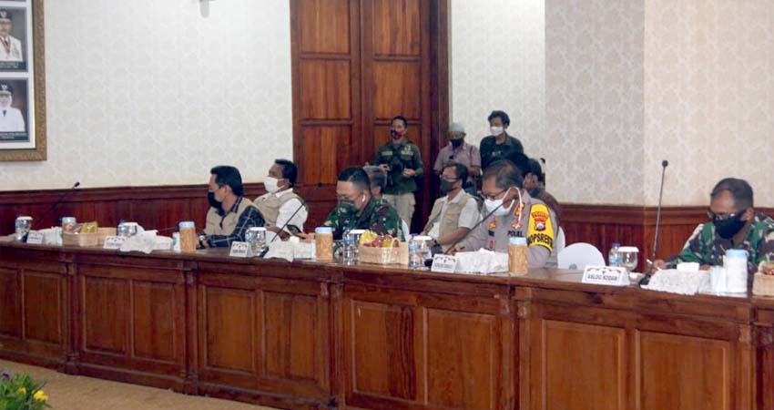 RAKOR - Plt Bupati Sidoarjo, Nur Ahmad Syaifuddin mengusulkan PSBB tak diperpanjang digantikan dengan rencana New Normal saat di Grahadi, Surabaya, Minggu (7/6/2020) malam