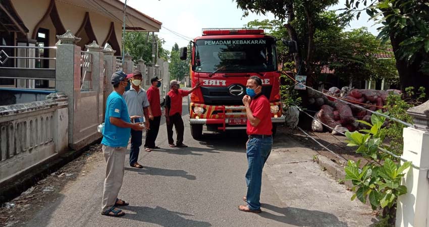 Pemdes Grabagan dan relawan memandu penyemprotan disinfektan melalui mobil Damkar. (par)