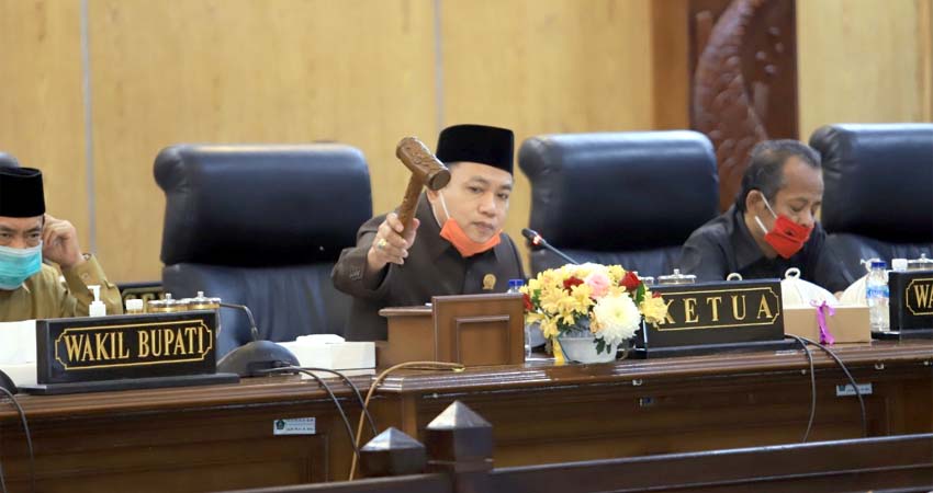 SAHKAN - Ketua DPRD Sidoarjo, Usman mengesahkan Perda Sistem Online Pajak Daerah dalam sidang Paripurna di DPRD Sidoarjo, Kamis (11/6/2020)