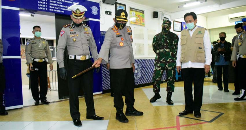 LAUNCHING - Plt Bupati Sidoarjo, Nur Ahmad Syaifuddin bersama Kapolresta Sidoarjo Kombes Pol Sumardji dan Dandim 0816 Sidoarjo, Letkol Inf Muhammad Iswan Nusi saat melaunching Satpas Tangguh Semeru Polresta Sidoarjo, Rabu (17/6/2020)