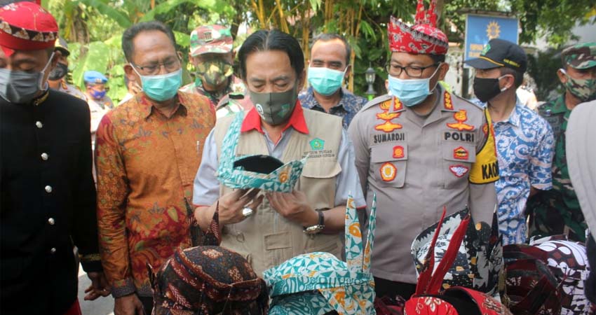 Wakil Bupati Sidoarjo, Nur Ahmad Syaifuddin, didampingi Kapolresta Sidoarjo, Kombespol Sumardji dan Kepala Desa Sawocangkring, Sugito saat meninjau produk UMKM. (par)