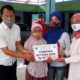 Pj. Kepala Desa Grinting, Kecamatan Tulangan Herawati secara simbolis menyerahkan BLT DD kepada warga. (par)