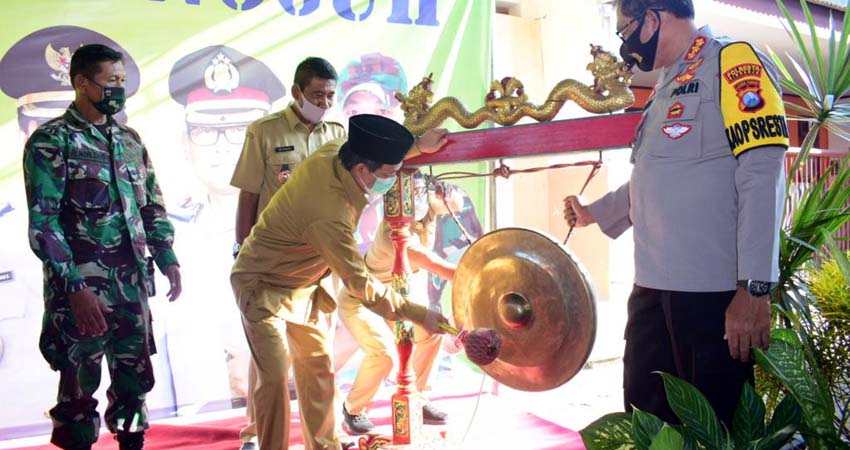 LAUNCHING - Plt Bupati Sidoarjo, Nur Ahmad Syaifuddin didampingi Kapolresta Sidoarjo, Kombes Pol Sumardji melaunching Kampung Tangguh Desa Suko, Kecamatan Sukodono, Sidoarjo, Senin (20/07/2020) sore