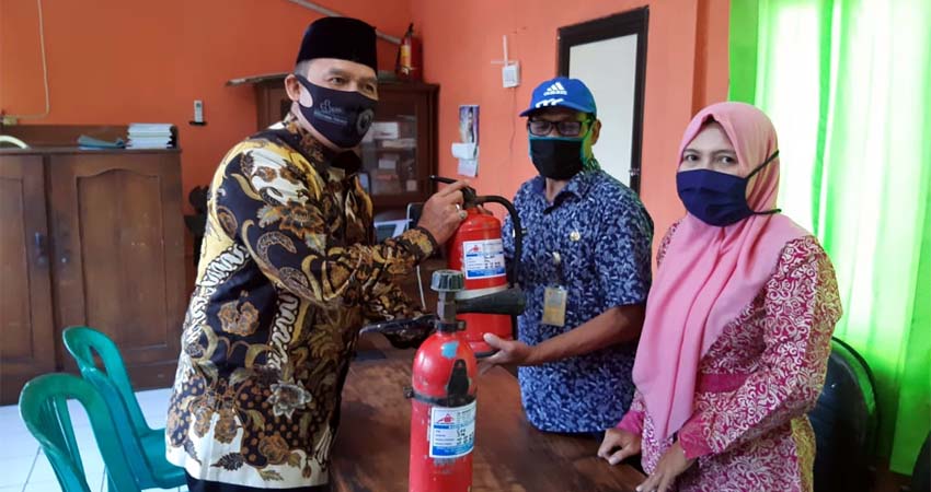 BANTUAN - Bacabup Sidoarjo, Bambang Haryo Soekartono (BHS) menyerahkan bantuan pengisian dua Alat Pemadam Kebakaran (Apar) yang expied (kadaluarsa) ke pengelolah Pasar Prambon, Sidoarjo agar bisa dimanfaatkan saat terjadi kebakaran, Kamis (9/7/2020)