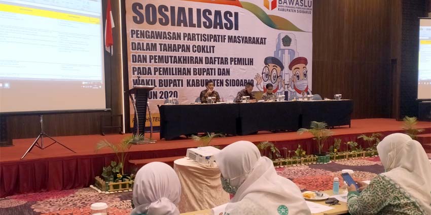 SOSIALISASI - Koordinator Divisi Pengawasan Bawaslu Sidoarjo, Mohammad Rasul mensosialisasikan pengawasan tahapan Pilkada Sidoarjo 2020 di Fave Hotel, Kamis (23/07/2020)