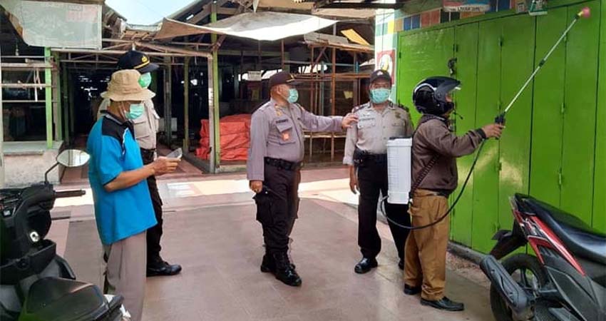 PENYEMPROTAN - Sejumlah petugas tampak melaksanakan penyemprotan disinfektan di Pasar Krembung, Sidoarjo 1 April 2020 lalu sebagai antisipasi penyebaran Covid-19 di pasar tradisional itu