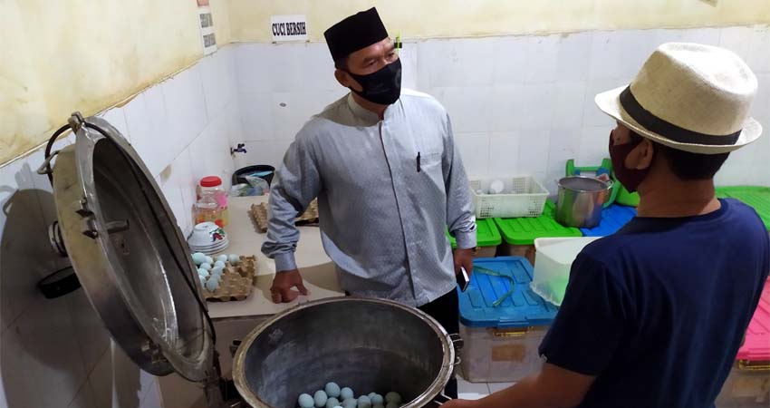 KAMPUNG TELUR ASIN - Bacabup Bambang Haryo Soekartono (BHS) berdialog dengan Ketua Kelompok Peternak Bebek-Telur Asin, Sumber Pangan Kebonsari, Kecamatan Candi, Nur Hidayat untuk menggali potensi dan kendala yang dihadapi para produsen telur asin di Kampung Bebek itu, Senin (20/07/2020)