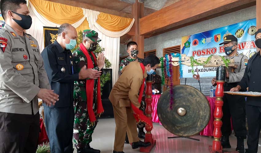 BANTUAN - Plt Bupati Sidoarjo, Nur Ahmad Syaifuddin memastikan setiap kampung tangguh bakal mendapat bantuan Rp 10 juta per desa saat peluncuran 20 Kampung Tangguh di Desa Kedungbocok, Kecamatan Tarik, Sidoarjo, Senin (29/6/2020)