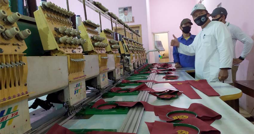 KUNJUNGI - Bacabup Sidoarjo, Bambang Haryo Soekartono (BHS) mengunjungi sejumlah UMKM kerajinan topi, tas, bordir dan kantong di Desa Punggul, Kecamatan Gedangan, Sidoarjo sekaligus mendengarkan keluhan para pemilik industri mikro itu, Rabu (01/07/2020)