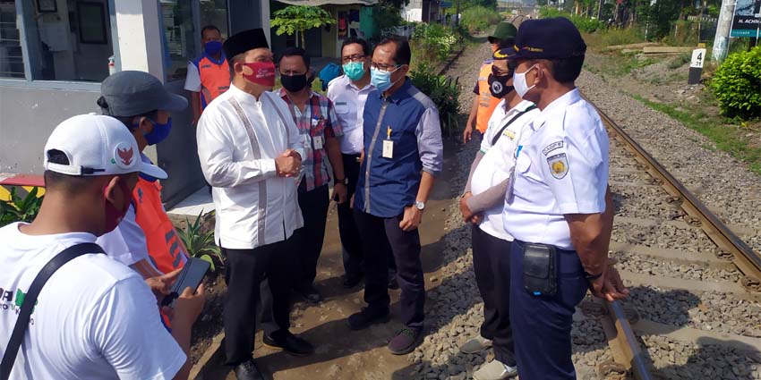 PERLINTASAN - Bacabup Sidoarjo, Bambang Haryo Soekartono (BHS) berdialog dengan perwakilan PT KAI Daop 8 Surabaya mengenai rencana pembangunan fly over di Perlintasan KA Desa Kalitengah, Kecamatan Tanggulangin, Jumat (24/07/2020)