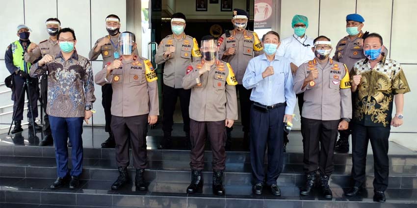 KUNJUNGAN - Kapolda Jatim Irjen Pol Muhammad Fadil Imran didampingi Wakapolda Jatim Brigjen Pol Slamet HS, pejabat utama Polda Jatim dan Kapolresta Sidoarjo Kombes Pol Sumardji mengunjungi PT Santos Jaya Abadi di Taman, Sidoarjo, Jumat (17/07/2020)